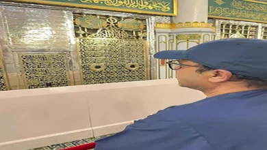 صورة محمد هنيدي يحتفل بالمولد النبوي من أمام الروضة الشريفة