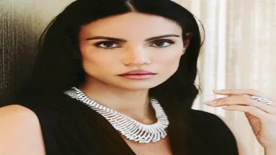 صورة أثارت الجدل بإطلالتها الجريئة في فينسيا.. معلومات عن عارضة الأزياء صوف