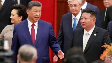 صورة رغم الخلافات بين الدولتين.. كيم يصافح رئيس البرلمان الكوري الجنوبي في بكين  أخبار السعودية