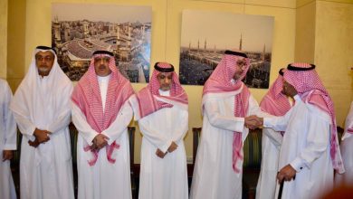 صورة أسرتا العطاس وبن لادن تستقبلان المواسين في فقيدهما  أخبار السعودية