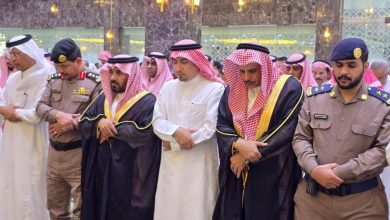 صورة محافظ محايل يؤدي صلاة الغائب على مفتي المملكة  أخبار السعودية