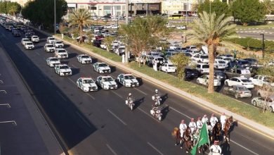 صورة مسيرة للقطاعات الأمنية تجوب شوارع تبوك احتفاءً باليوم الوطني الـ 95  أخبار السعودية