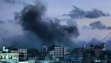 صورة الدفاع المدني: انتشال جثامين خمسة شهداء في مخيم المغازي وسط قطاع غزة