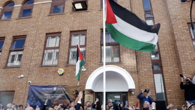 صورة لحظة تاريخية ..رفع علم فلسطين على مبنى البعثة الفلسطينية في لندن