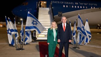 صورة “واللا” العبري : : نتنياهو وزوجته “يجسدان” العلم الفلسطيني