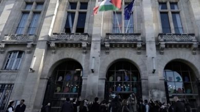 صورة رفع العلم الفلسطيني على واجهة مبنى بلدية “سان دوني” الفرنسية