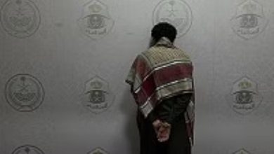 صورة القبض على مخالف لنظام أمن الحدود بمنطقة الرياض لترويجه 57 كيلوجرامًا من الحشيش