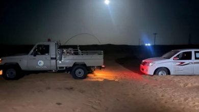 صورة حرس الحدود يقدم المساعدة لمواطن علقت مركبته في الكثبان الرملية بشرورة