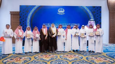 صورة أمير الباحة يكرّم الطلبة الفائزين بجوائز دولية ومحلية