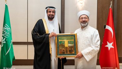 صورة وزير الحج والعمرة يبحث تعزيز التعاون الثنائي مع رئيس الشؤون الدينية التركية