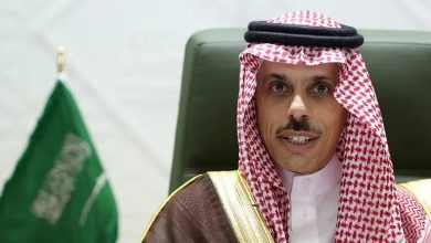 صورة وزير الخارجية يبحث العلاقات الثنائية مع نظيره الروسي