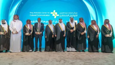 صورة نائب أمير الرياض يكرّم الفائزين بجائزة التواصل الحضاري في دورتها الخامسة