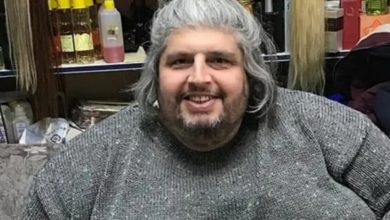 صورة أخرجوه من النافذة.. رافعة تنقل جثمان أحد أضخم الرجال في العالم