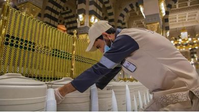 صورة «شؤون الحرمين» توفر 183 طنًا من مياه زمزم لسقيا المصلين بالمسجد النبوي اليوم