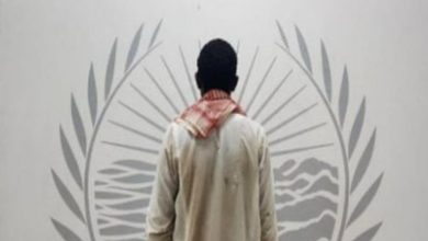 صورة ضبط مقيم لارتكابه مخالفة قطع مسيجات في محمية الإمام تركي بن عبدالله الملكية