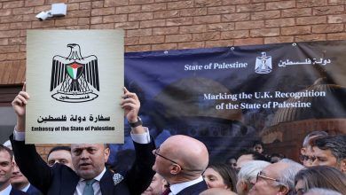صورة لحظة تاريخية.. السفير الفلسطيني في لندن يرفع علم دولته ولوحة تحمل شعار «سفارة بلاده»