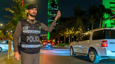صورة جهود ميدانية لرجال الأمن لانسيابية الحركة وتعزيز الفرحة باحتفالات اليوم الوطني