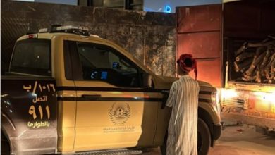 صورة ضبط مواطن لنقله حطبًا محليًا في منطقة الرياض