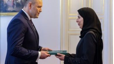 صورة السفيرة الشهوان تقدم أوراق اعتمادها لرئيس بولندا
