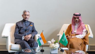 صورة وزير الخارجية ونظيره الهندي يستعرضان العلاقات الثنائية والمستجدات الإقليمية والدولية