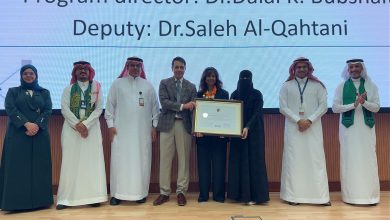 صورة جامعة الإمام عبد الرحمن تتسلّم شهادات الاعتماد الدولي من الكلية الملكية للأطباء والجراحين في كندا لبرامج كلية الطب