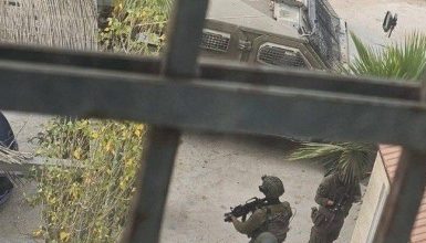 صورة الاحتلال يمنع موظفي بلدية بيت أمر من دخول البلدية بعد محاصرتها