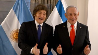 صورة رئيس الأرجنتين يطالب صديقه المقرب نتنياهو بإلغاء زيارته خوفا من خسارته الانتخابات