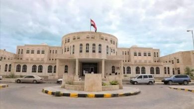 صورة السلطات بمحافظة المهرة تكشف تفاصيل العملية الأمنية لاستهداف وكر عصابة تهريب المخدرات ووزير الداخلية يشيد بأجهزة الأمن