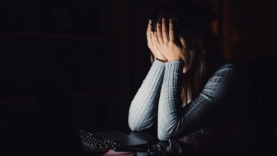 صورة ابتزاز امرأة بصورها الخاصة يقود شاباً إلى قبضة البحث الجنائي وأجهزة الأمن تلاحق شركاءه الفارين