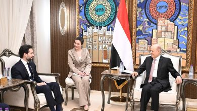 صورة العليمي يطالب واشنطن بردع انتهاكات الحوثيين والإفراج عن المحتجزين دون قيد أو شرط