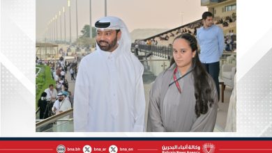صورة بحضور سمو الشيخ عبدالله بن عيسى وسمو الشيخ تركي بن راشد وسمو الشيخ فيصل بن راشد .. افتتاح موسم سباقات الخيل 2025–2026 بنادي راشد للفروسية وسباق الخيل