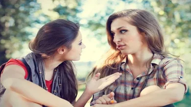 صورة احذر المجاملة المفرطة.. 5 علامات تكشف الصديق المزيف