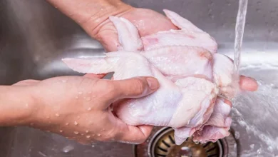 صورة احذر.. غسل الدجاج قبل الطهي قد يصيبك بمرض خطير