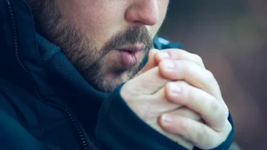 صورة برودة الأطراف في الشتاء تكشف خطرًا صحيًا.. لا تتجاهلها