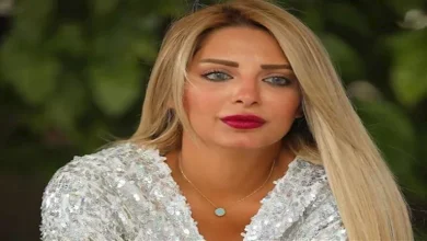 صورة مي حلمي تخطف الأنظار بفستان باللونين اللافندر والأبيض- سر اللوك
