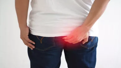 صورة احذر إصابتك بالبواسير.. 3 عادات خطيرة لا تفعلها في الحمام