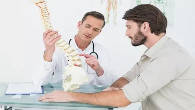 صورة هل ميلان الجسم يكشف عن خلل في التوازن أم مشكلة في العمود الفقري؟
