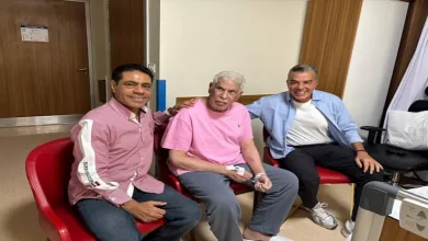 صورة عضوا مجلس إدارة الأهلي يزوران حسن شحاتة