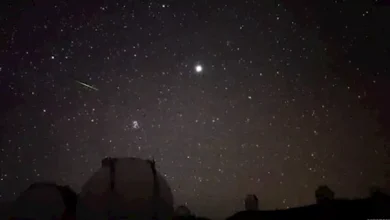 صورة شاهد بالفيديو.. قطار أقمار “ستارلينك” يتجول فوق الشفق القطبي