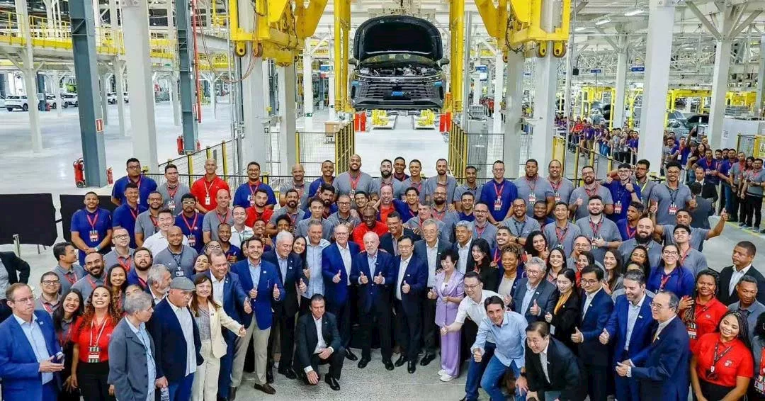 الرئيس البرازيلي داخل مصنع BYD الصيني