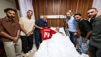 صورة اسمه ورقمه بالتيشرت الأحمر.. تفاصيل زيارة وفد النادي الأهلي لحسن شحاتة