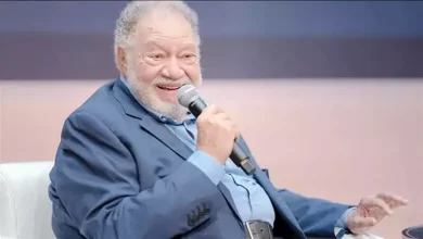 صورة مهرجان القاهرة الدولي للطفل العربي يكرم يحيى الفخراني على المسرح القوم