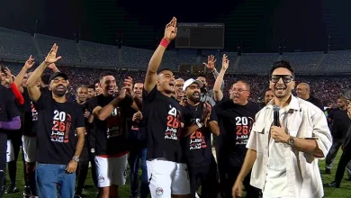 صورة حمادة هلال يحتفل مع لاعبي منتخب مصر بالتأهل لكأس العالم 2026.. صور