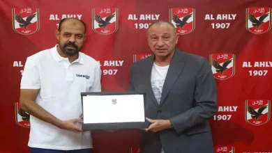 صورة الخطيب يُكرم عماد النحاس تقديرًا لجهوده مع الأهلي