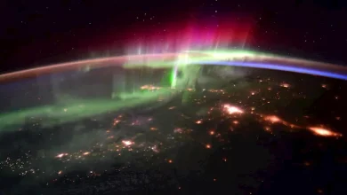 صورة “ثعبان آكل العالم وشلال الضوء”.. 25 صورة مذهلة للشفق القطبي من الفضاء