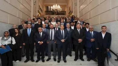 صورة مسؤلو الرقابة المالية والبورصة يفتتحون جلسة التداول