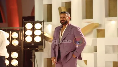 صورة حلق وبدلة موف.. نيقولا معوض يثير الجدل في ثاني أيام الجونة السينمائي