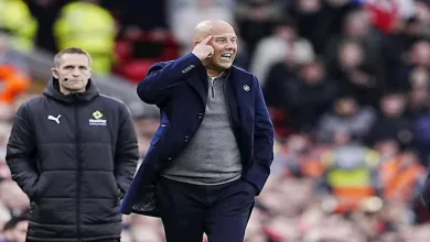 صورة أرني سلوت يتحدث عن مستوى محمد صلاح أمام مان يونايتد