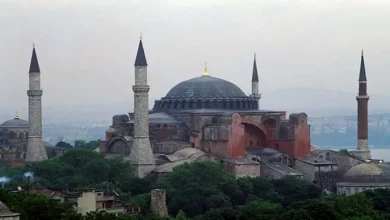 صورة بينهما الأهرامات.. شاهد بالصور 25 معلما ومبنى مشهورا حول العالم