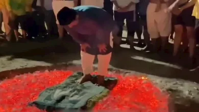 صورة فيديو أثار الجدل.. رجال يفرشون سجادة على الجمر ويصلون عليها